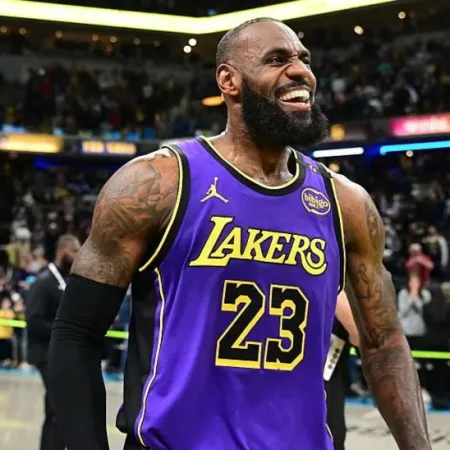 LeBron James Scores Late as Los Angeles Lakers End Losing Streak with Win