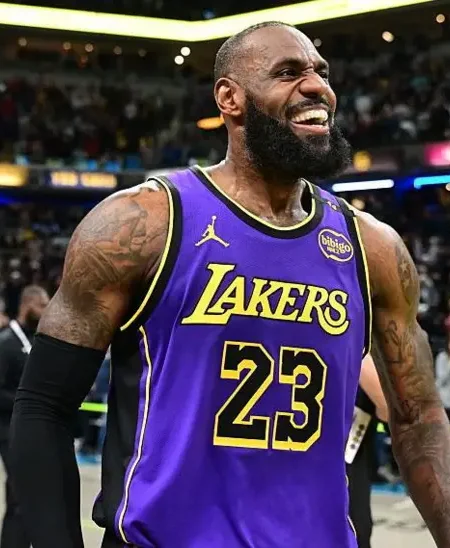 LeBron James Scores Late as Los Angeles Lakers End Losing Streak with Win