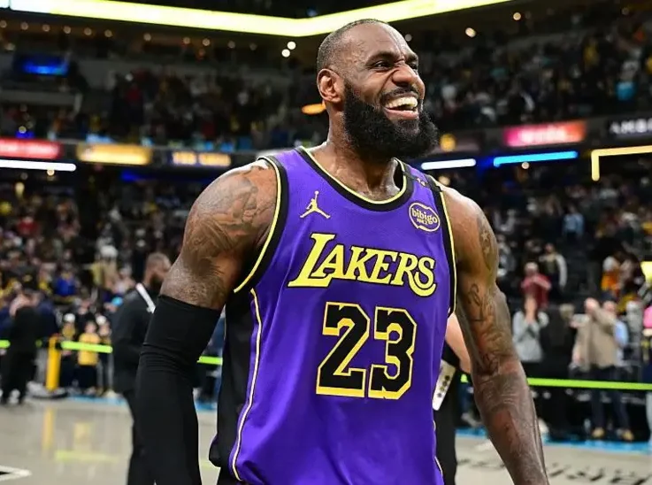 LeBron James Scores Late as Los Angeles Lakers End Losing Streak with Win