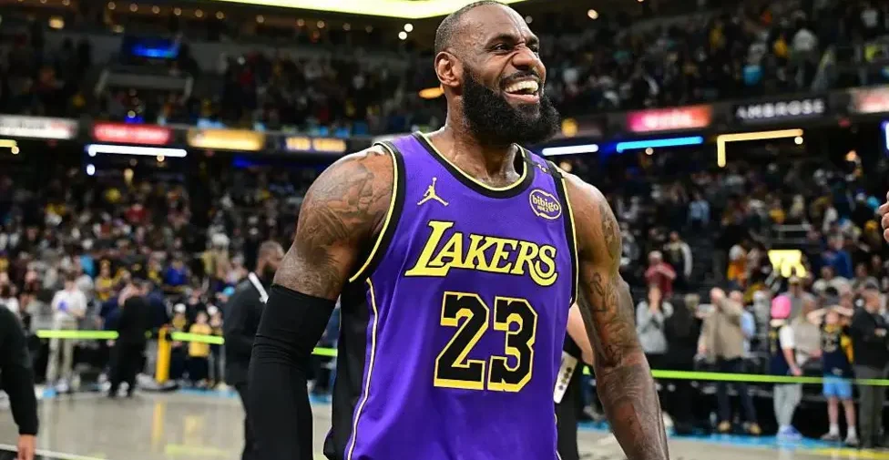 LeBron James Scores Late as Los Angeles Lakers End Losing Streak with Win